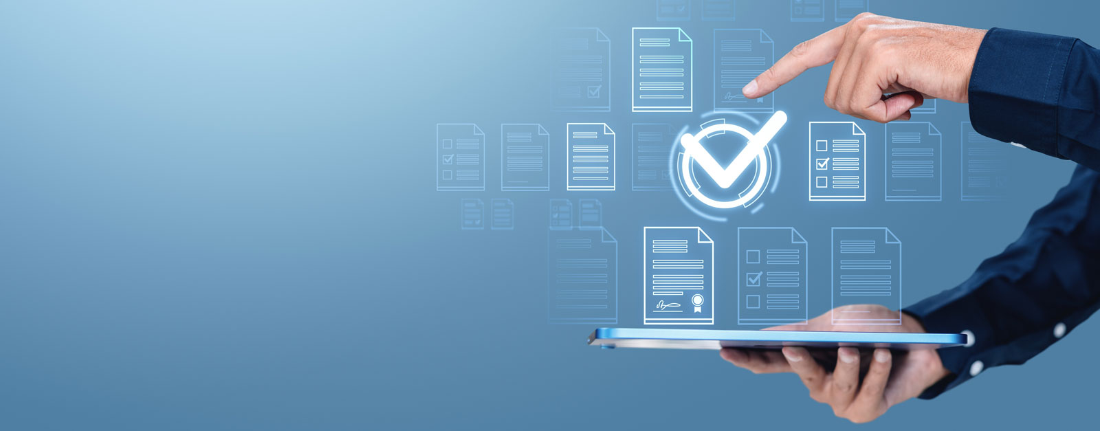 Три працівники йдуть вздовж корабля на морі